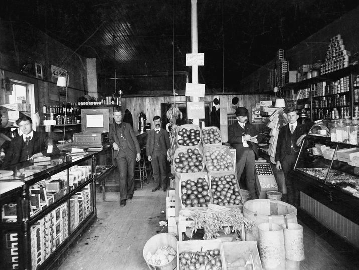 photo of unidentified grocery store on Yosemite Avenue