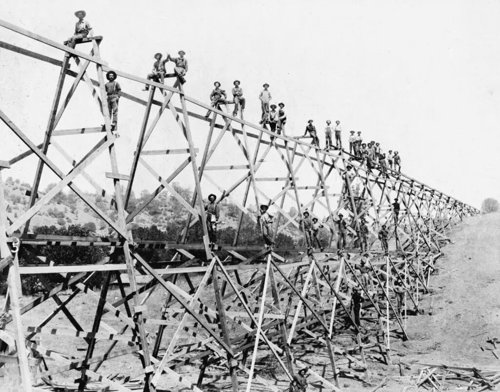 picture of workers building the Madera Flume