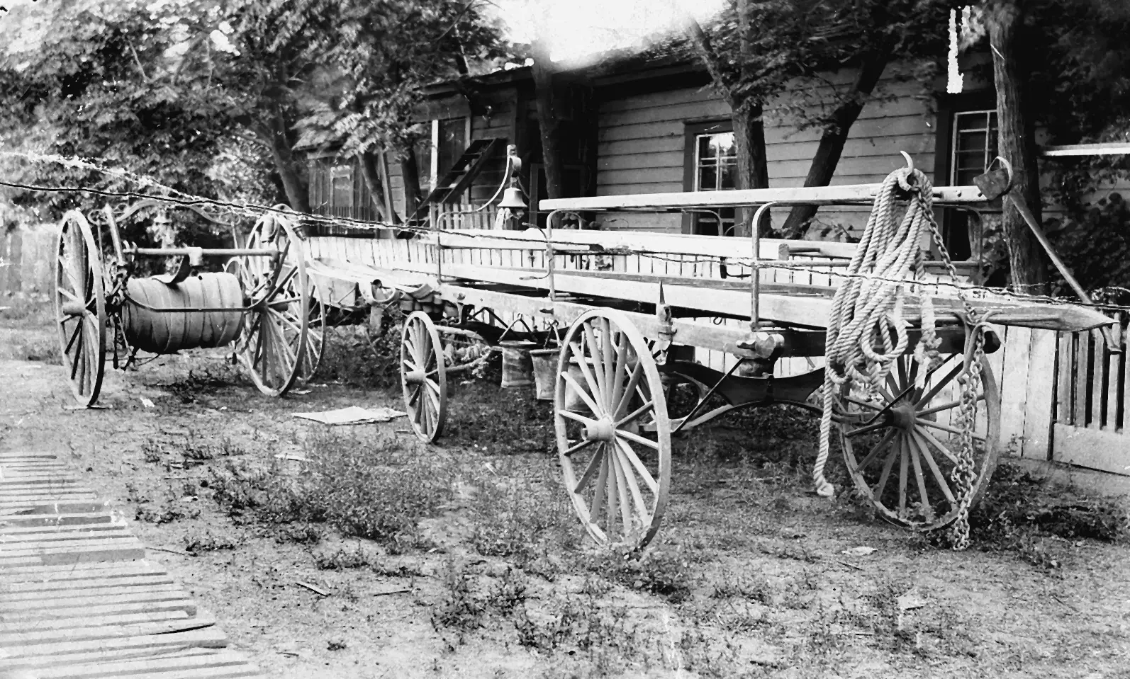picture of an early 1900 fire wagon
